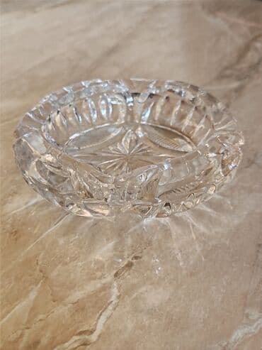 dekor: Xrustal Külqabı satılır. 2 ədəddir. Böyük olan 12 manat. Ağırdır — 7