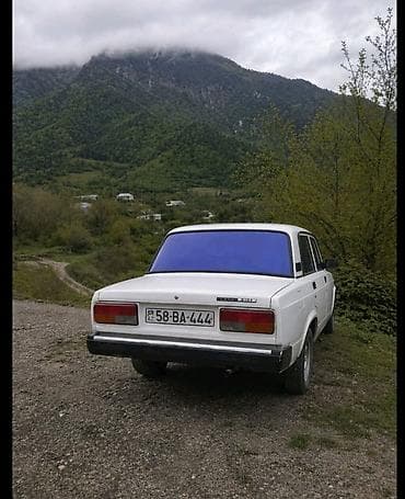 4 teker: Lada 2107, ağ rəng, sedan kuzov. Arxa ötürücülü, 4 qapı, 5 yerlik — 2