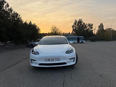 kon texnika: Tesla Model 3 Dual Motor (elektrik sedan) - Rəng: ağ, qara panoramik — 7