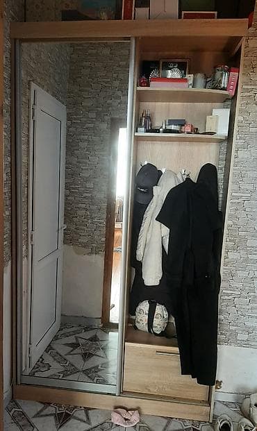 Dəhliz dolabı 160 Azn.Ölçü təxmini 2.3m-1.7m,dərinlik 45-55 sm.Ünvan