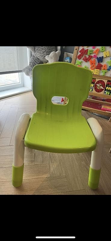 1 uşaq stolu, 2 stul, lovhe, lövhənin üzərindəki hər şey və böyük — 5