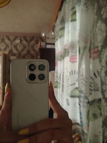 panel cit: Smartfon – arxa kameraları qabarıq blokda yerləşən, gümüşü/açıq boz — 1