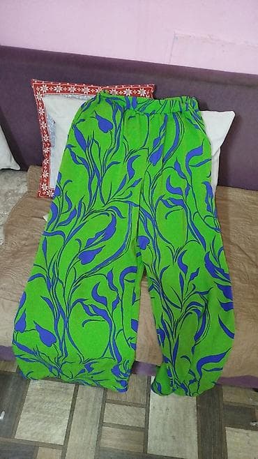 desd paltarlar: Yaşıl–bənövşəyi naxışlı iki hissəli dəst: - Köynək: qısaqollu — 2