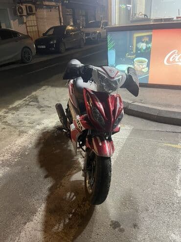 Moto geyim: Skuter/moped – sport dizaynlı, Repsol tərzində qırmızı-ağ qrafika ilə — 2