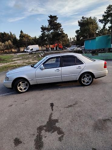 mercedes c dizel: Mercedes-Benz C‑Sinfi sedan (W202), gümüşü rəng. - Kuzov: 4 qapılı — 5