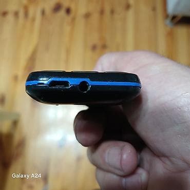 ipone 11 pro max: F+ düyməli mobil telefon - Kompakt korpus, qara rəngdə, mavi vurğular — 3