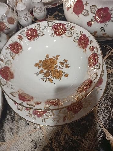 Porcelain servis dəsti – qızılı və qırmızı güllü naxış Zərif detallı — 4