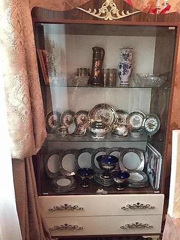 Unvam Mastaga. Şüşəli qapıları və rəfləri olan, qəhvəyi və ağ