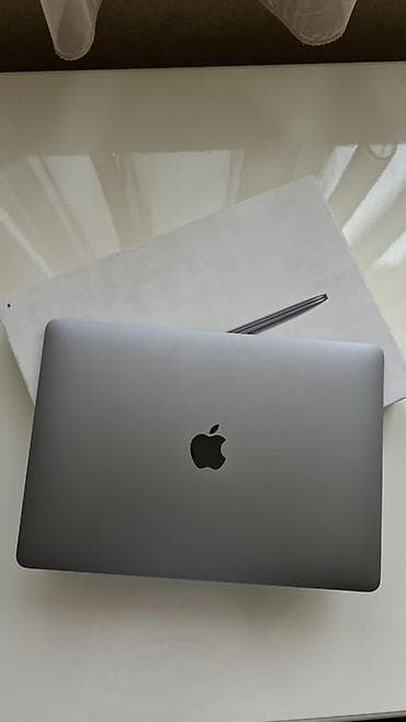 korpuslar: Apple MacBook Air (Space Gray) – 13" seriyası Xüsusiyyətlər: - 13.3" — 1