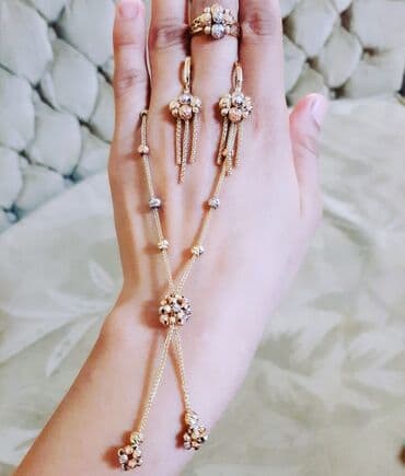 italyan qizili: Dəstə daxildir: Boyunbağı, Kulon, Sep, Pandora, Sarı qızıl, 585 Əyar, 13900 g — 1