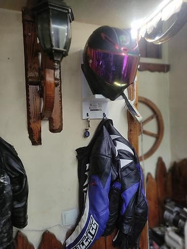 lovhə ayaqlı: Moto dəbilqə və motosiklet geyimi üçün divar asqısı - Üst hissədə — 3