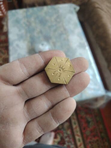 azerbaycan tarixi 8 ci sinif dim cavablari: Məhsul: Altıbucaqlı bürünc jeton/nişan Təsvir: - Material: sarı tonlu — 2