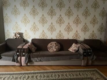 Tavalar: Klassik üslubda qonaq otağı mebel dəsti Tərkib: - Vitrin şkafı: Şüşə — 9