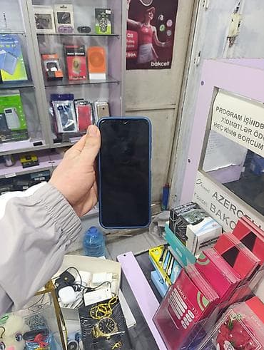 iphone 11 qiymetleri: Məhsul: Smartfon (mavi qoruyucu keyslə) Xüsusiyyətlər: - Ön panel — 1