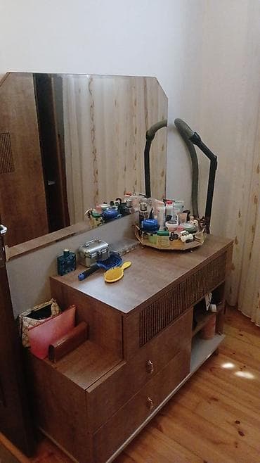 qapi ustu: Yataq otağı dəsti Tərkibi: - Çarpayı: yumşaq bej rəngdə, düyməli — 3