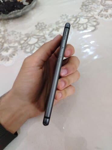 iphone 8 puls: IPhone 8, Qara, Barmaq izi — 3