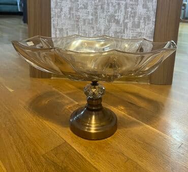 plastik suse: Şəffaf şüşə materialdan hazırlanmış, dalğalı kənarları olan və metal — 2