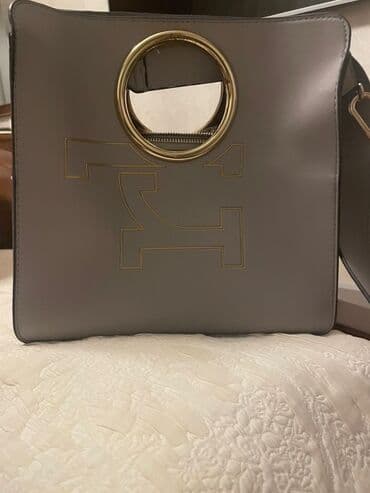 Boz rəngli qadın çantası - Material: hamar süni dəri - Rəng: açıq/boz