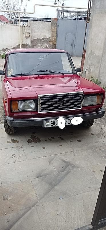 07 maşını: VAZ 2107 sedan – klassik dizaynlı, qırmızı rəngli. Texniki və xarici — 1
