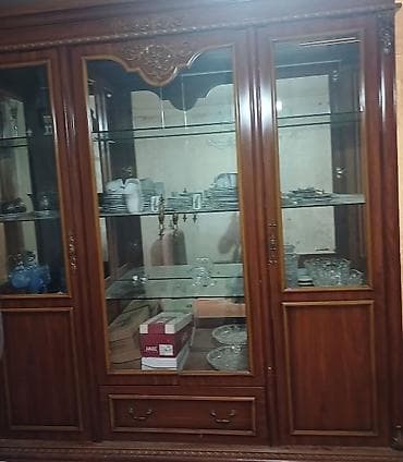 Şüşəli dolab vitrini