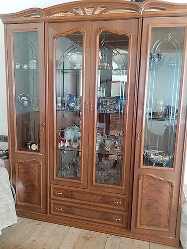 Klassik üslubda vitrinli bufet - Material: təbii ağac örtüklü korpus