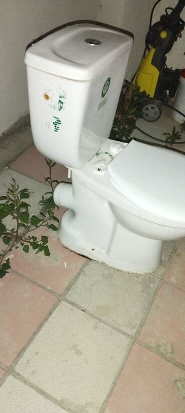 unitaz mingecevir: Ağ rəngli unitaz. Bu unitaz standart dizayna malikdir və əsasən ağ — 2