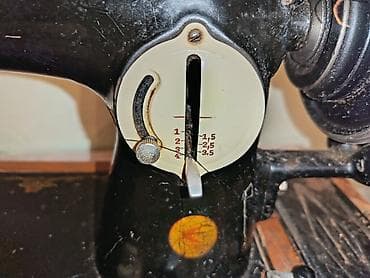 modelka maşınlar: Antik mexaniki tikiş maşını – taxta baza və qapaqla - Korpus: qara — 5