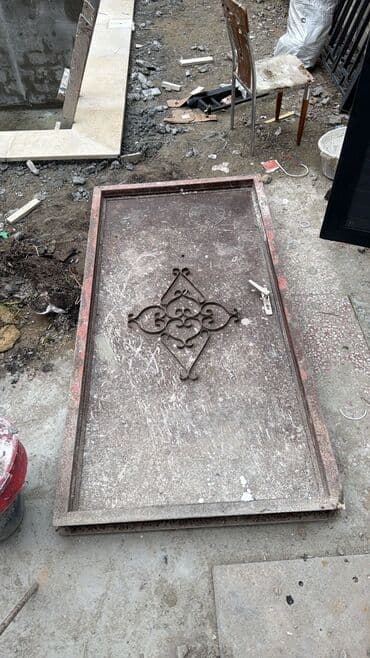 Dəmir qapı 2.10 nun 1 metreye qalın şiverlerle yiglb qırağı 1 santi