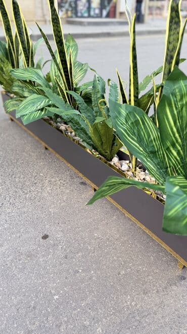 gul salonu: Məhsul: Dekorativ uzun metal çiçək qutusu və süni bitki kompozisiyası — 2