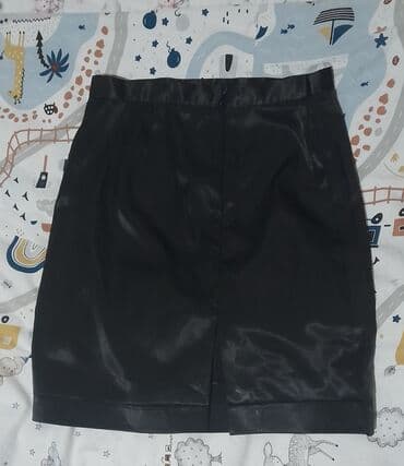 Qara mini yubka. s razmerə uygun. 7 azn. arxa hisəsində qısa razrezi