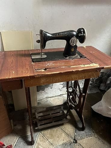 qədim sikkələr: Antik mexaniki tikiş maşını – ayaqla pedallı, masaüstü model.işləkdir — 1