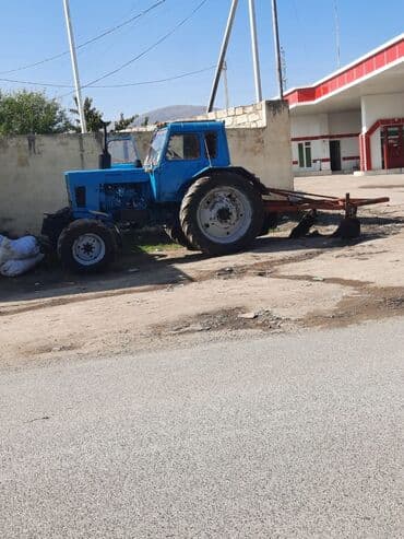 kamaz su masini: Mavi rəngli təkərli kənd təsərrüfatı traktoru. Əsas xüsusiyyətlər: - — 6