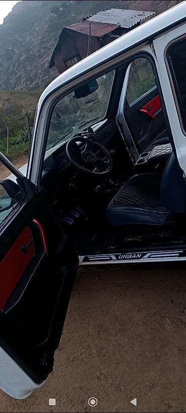 vaz 21006: Lada Niva Urban – ağ rəngli, 3 qapılı ofroud/SUV. Maşin bes kraskadı — 6