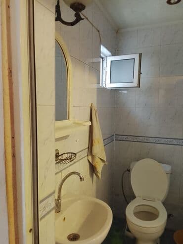 agdasda tecili satilan evler: Satılır/icarəyə verilir: həyət evi və ayrıca qaraj/ustaxana sahəsi — 2