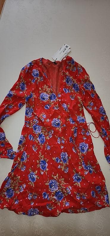 ZARA qadın donu - Model: çiçək naxışlı, qırmızı fon üzərində — 1