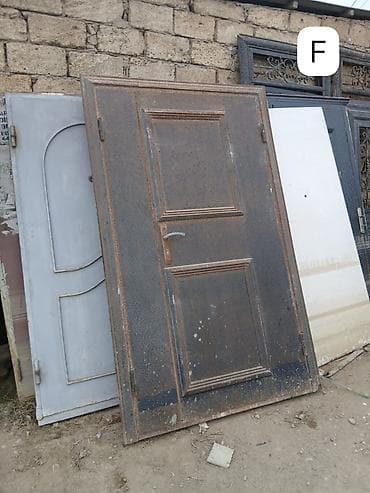 qapi darvaza: Qoşa açılan dəmir qapı satılır.ölçüsü eni 1.25 sm.hündürlüyü 2.10 — 1