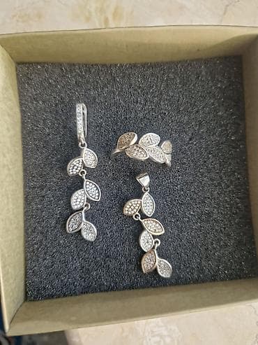 Dəstə daxildir: Üzük, Sırğa, Kulon, Gümüş, 925 Əyar lalafo.az -da Dəstə daxildir: Üzük, Sırğa, Kulon, Gümüş, 925 Əyar