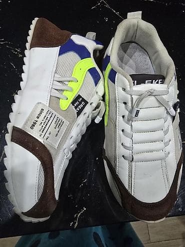 Donlar: Məhsul: Krossovkalar (iki fərqli model) 1) Açar detallar – ağ/rəngli — 1