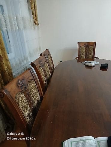lak pol: Qonaq otağı üçün, İşlənmiş, Açılmayan, Oval masa, 8 stul — 1