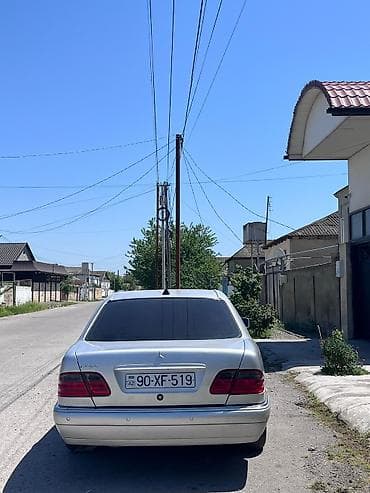 Mercedes-Benz E-Class W210 sedan - Kuzov: sedan, gümüşü rəng - Nömrə