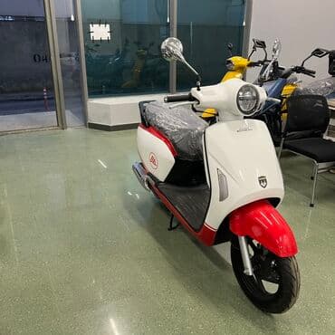 Şəhər üçün rahat və zərif skuter - Retro-modern dizayn: ağ/qırmızı