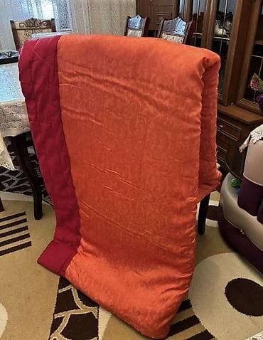 İşıqlandırma: İki işlədilmiş yorğan, hərəsi 10 manatdan. Bir təzə yorğan 15 manat — 3