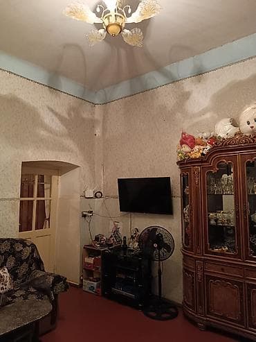 Kirayə mənzillər: 55 kv metr sahesi olan bina evinin 1ci mərtebəsi 2otaqlı ev.Heyetde — 6