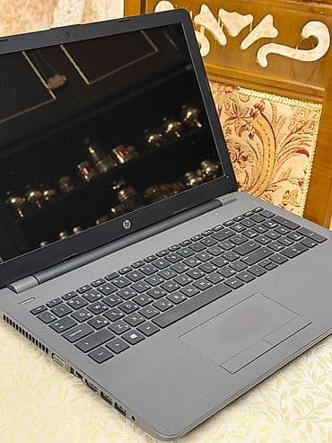 mini notebook: HP noutbuk – 15.6" ekranlı, tam ölçülü klaviatura və ayrıca rəqəmsal — 8