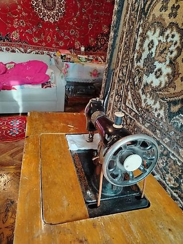 tikiş maş: Mexanik tikiş maşını – stol ilə - Klassik mexaniki quruluş: sağ — 1