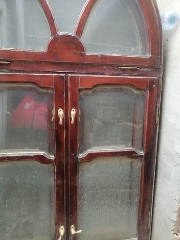 Taxta çərçivəli və yuxarı hissəsi taxta arxalı, şüşə panelli pəncərə