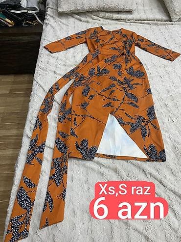 libas: Narıncı rəngli, qara-ağ naxışlı sarafan tipli don. - Model — 2