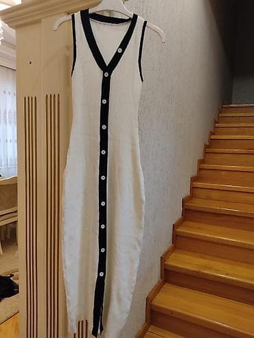 Qolsuz trikotaj paltar - Rəng: ağ, qara haşiyə və ön hissədə qara