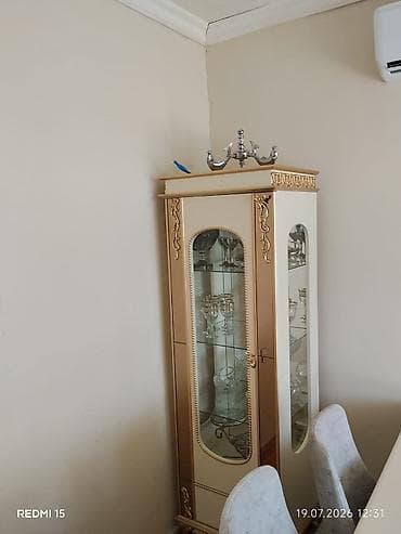tek stullar: Zövqlü qonaq otağı mebel dəsti - Yemək masası: krem rəngdə, qızılı — 2