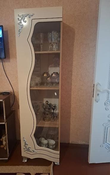 Şüşəli vitrin-dolab - Klassik dizayn: krem rəngli korpus, qapıda